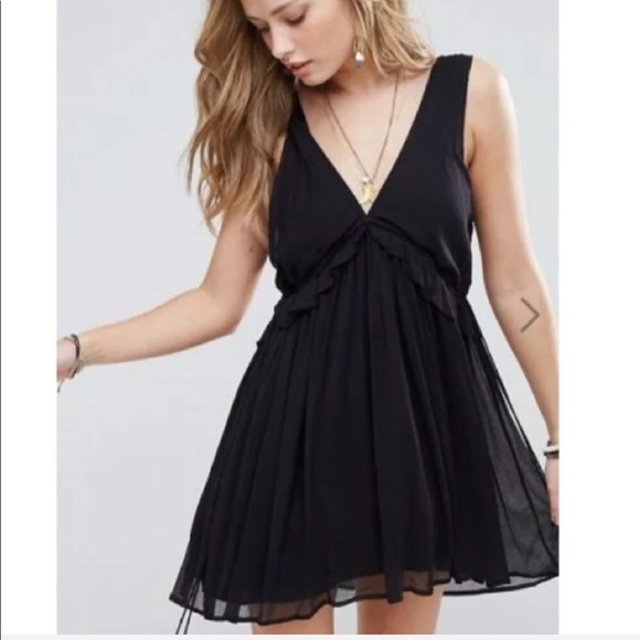 Free People Dresses & Skirts - Free People Black V Cut Neckline Ruffle Dress F196